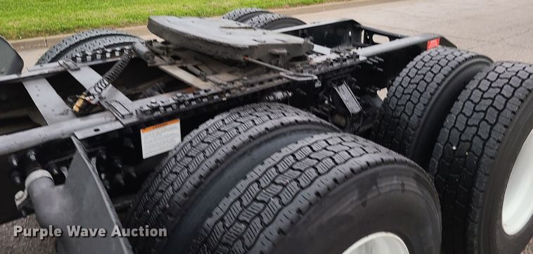 image for item K5822 2013 Volvo VN semi truck