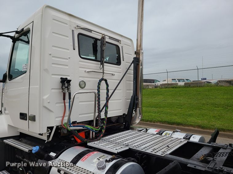 image for item K5822 2013 Volvo VN semi truck