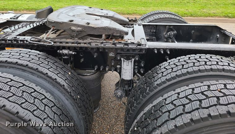 image for item K5822 2013 Volvo VN semi truck