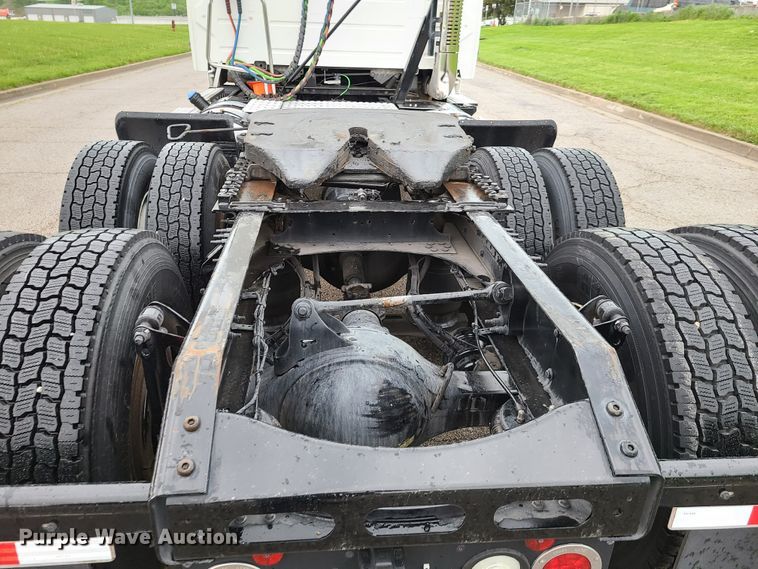 image for item K5822 2013 Volvo VN semi truck