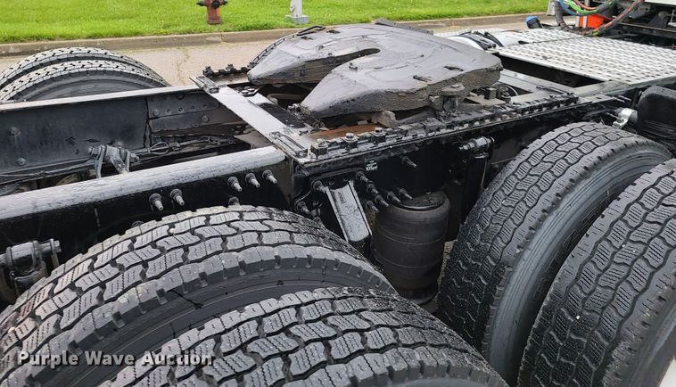 image for item K5822 2013 Volvo VN semi truck