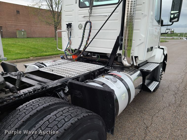 image for item K5822 2013 Volvo VN semi truck