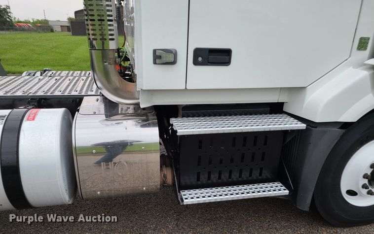 image for item K5822 2013 Volvo VN semi truck