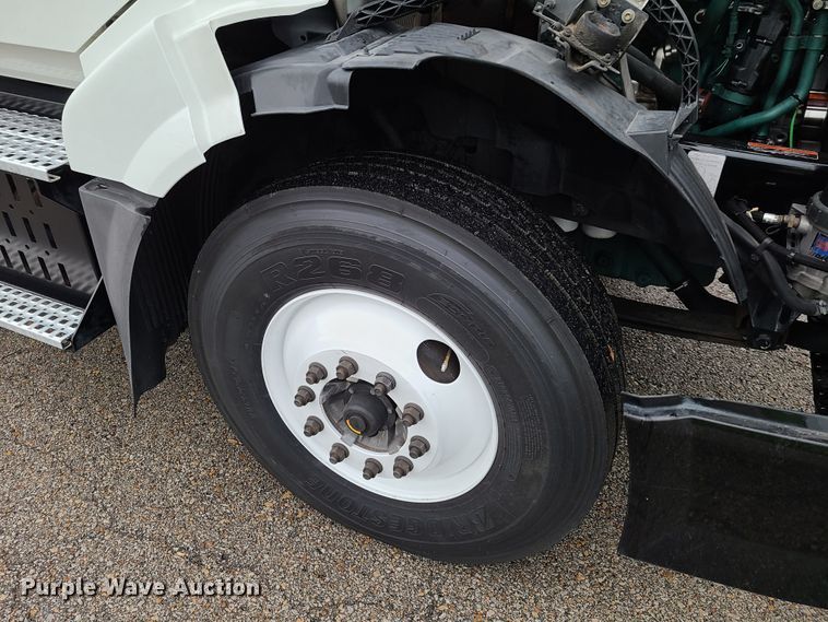 image for item K5822 2013 Volvo VN semi truck