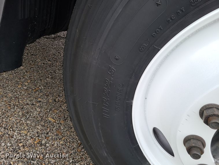 image for item K5822 2013 Volvo VN semi truck