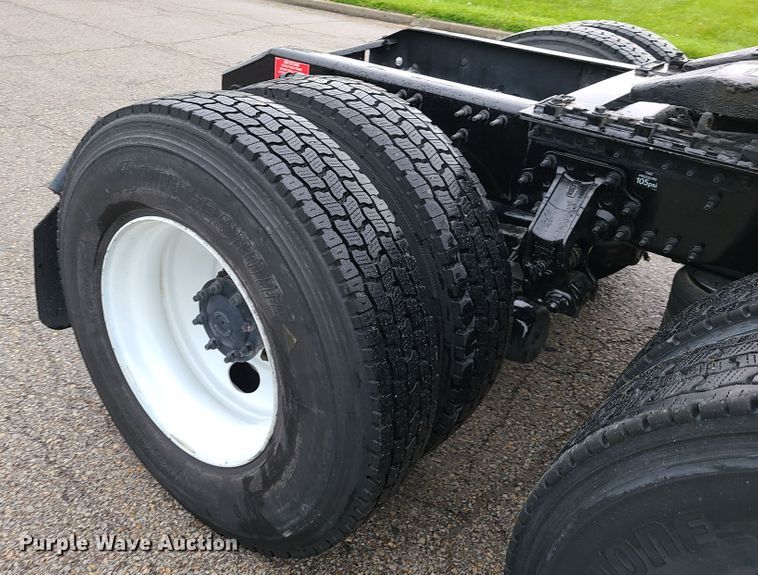 image for item K5822 2013 Volvo VN semi truck