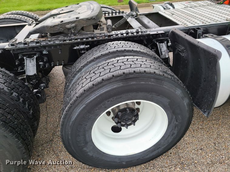 image for item K5822 2013 Volvo VN semi truck