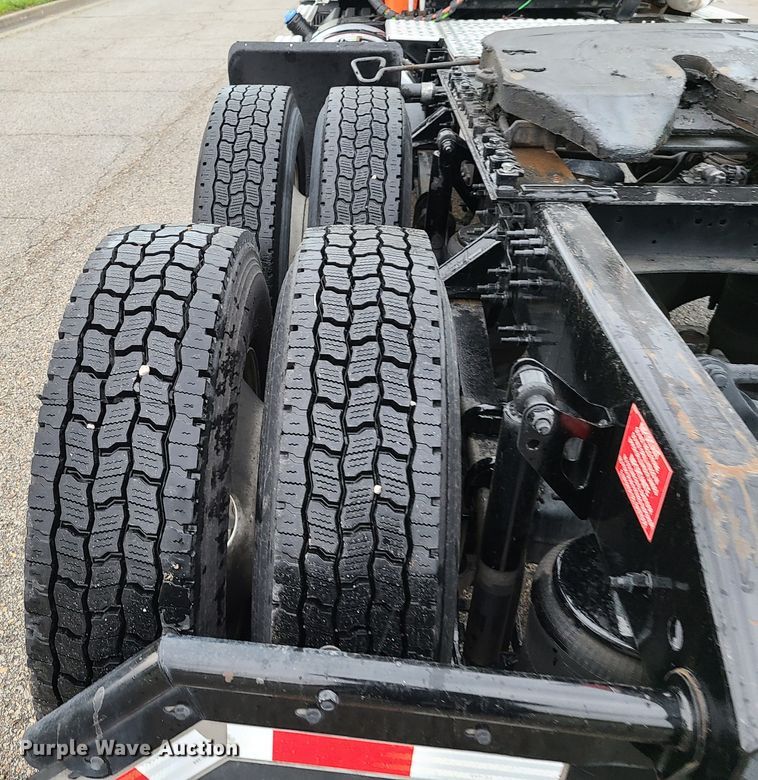 image for item K5822 2013 Volvo VN semi truck