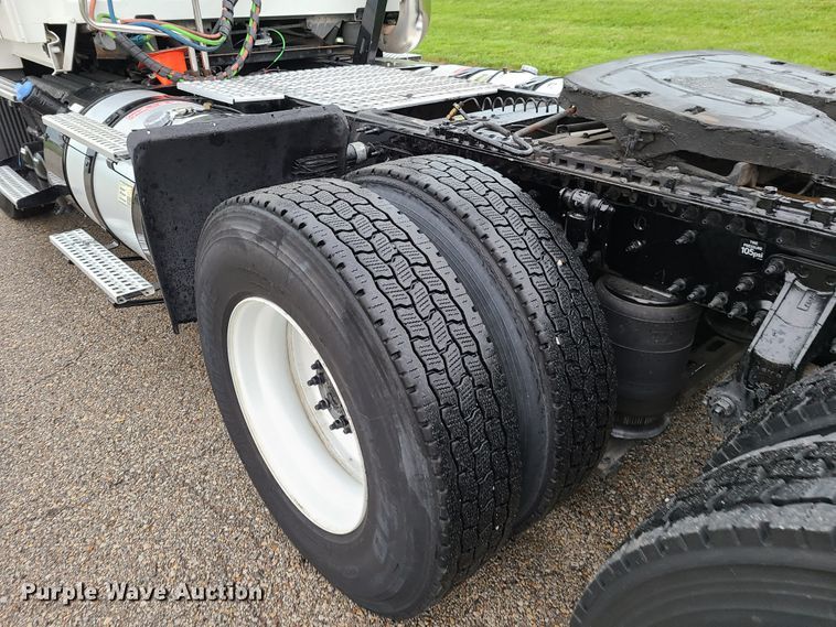 image for item K5822 2013 Volvo VN semi truck