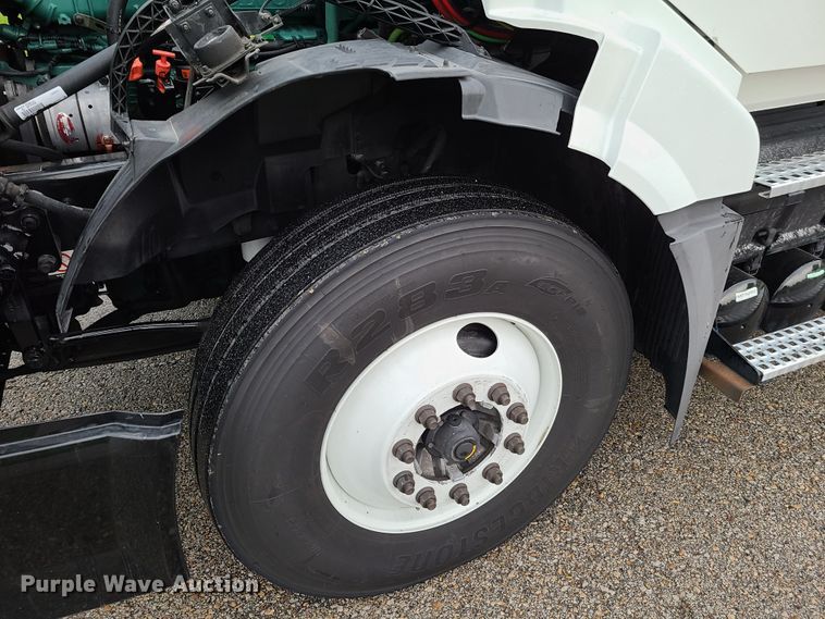 image for item K5822 2013 Volvo VN semi truck