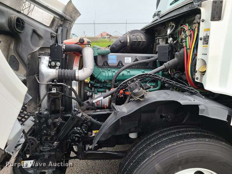 image for item K5822 2013 Volvo VN semi truck