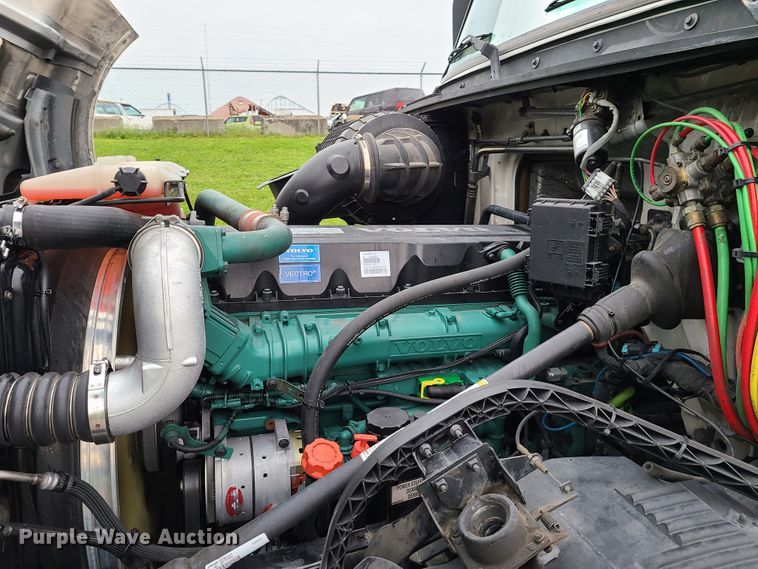 image for item K5822 2013 Volvo VN semi truck