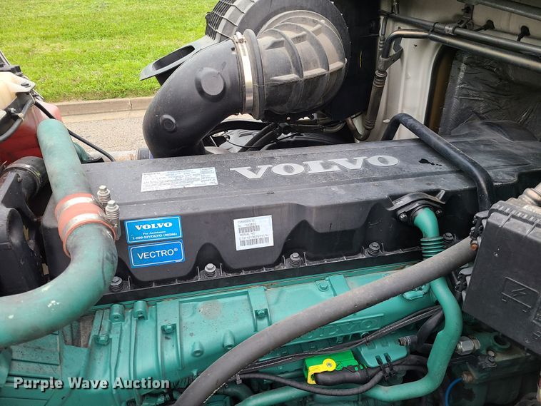 image for item K5822 2013 Volvo VN semi truck