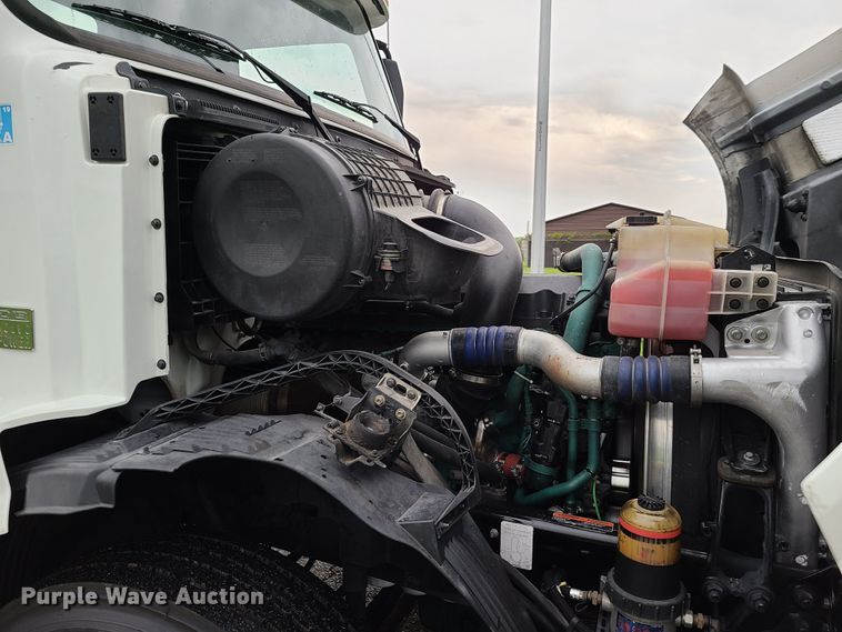 image for item K5822 2013 Volvo VN semi truck