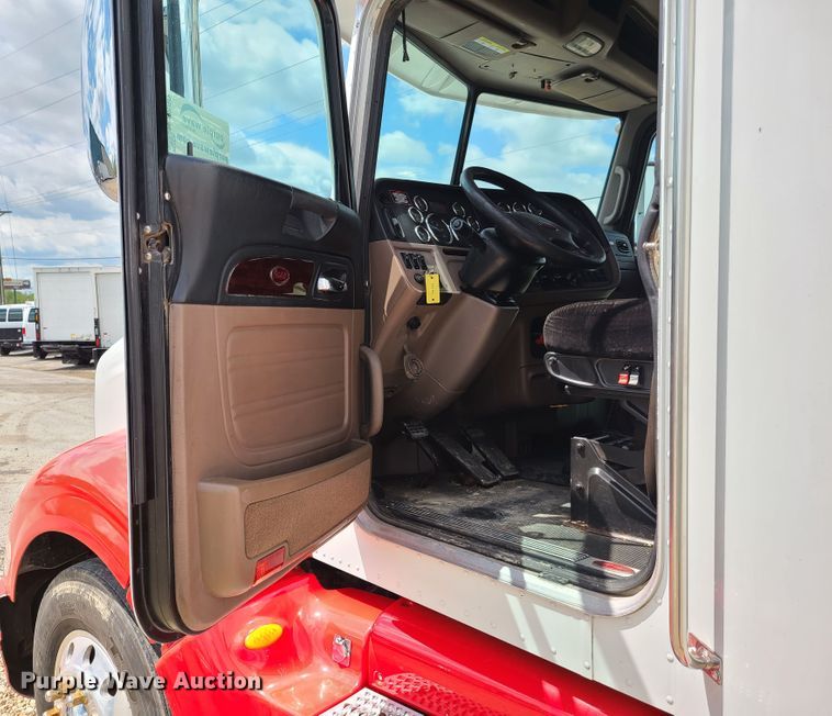 image for item K5850 2012 Peterbilt 386  semi truck