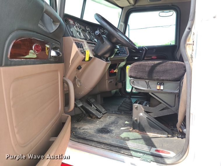 image for item K5850 2012 Peterbilt 386  semi truck