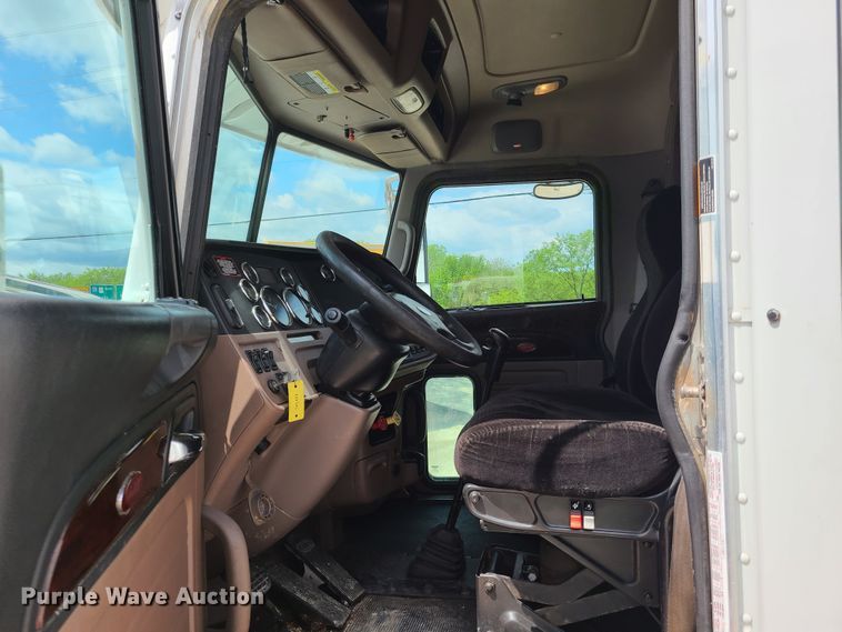 image for item K5850 2012 Peterbilt 386  semi truck