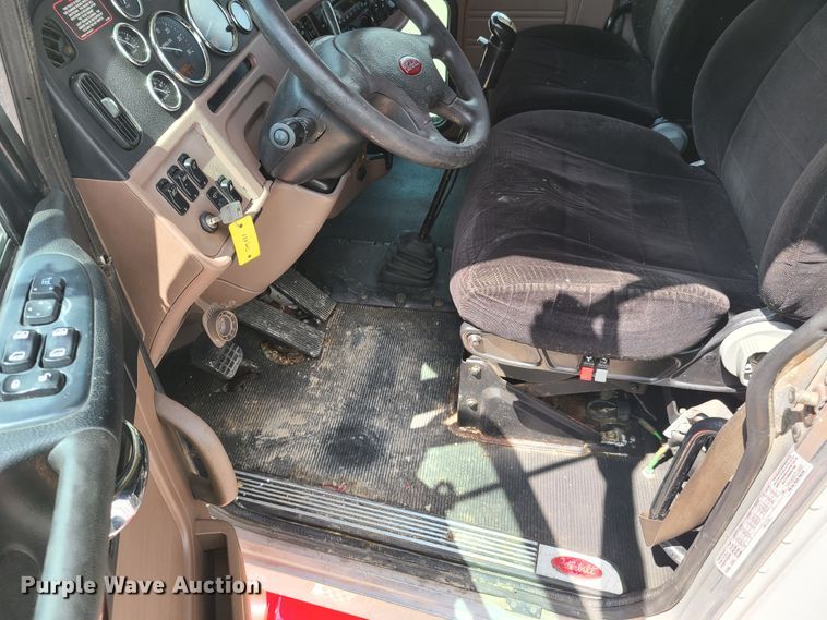 image for item K5850 2012 Peterbilt 386  semi truck