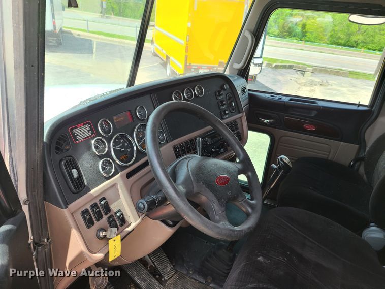 image for item K5850 2012 Peterbilt 386  semi truck