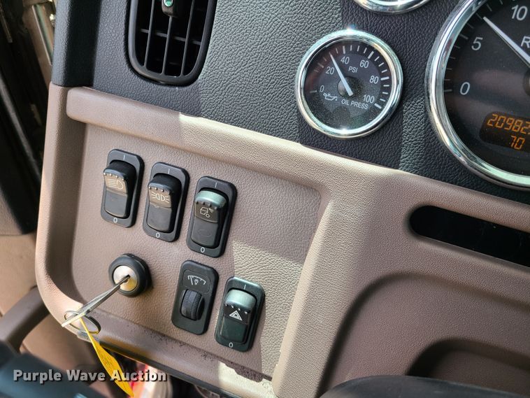 image for item K5850 2012 Peterbilt 386  semi truck