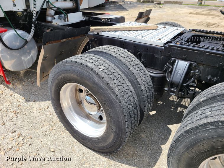 image for item K5850 2012 Peterbilt 386  semi truck