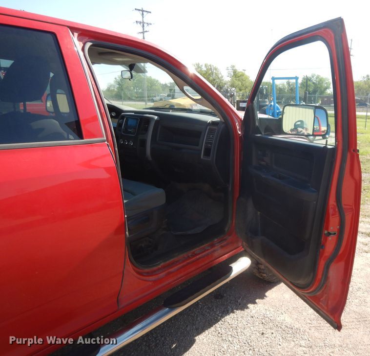 image for item DE5651 2014 Dodge Ram 3500HD  Crew Cab utility bed pickup truck