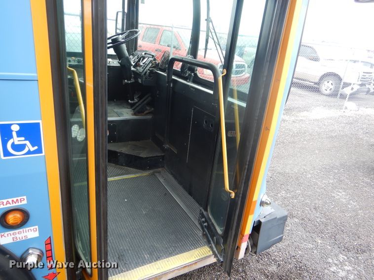 image for item DF3080 2001 New Flyer D40LF shuttle bus