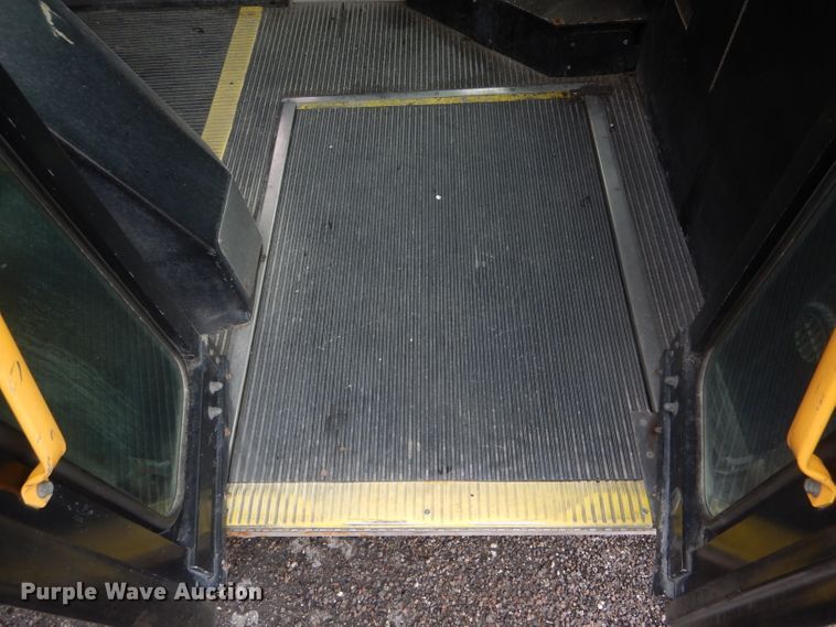 image for item DF3080 2001 New Flyer D40LF shuttle bus