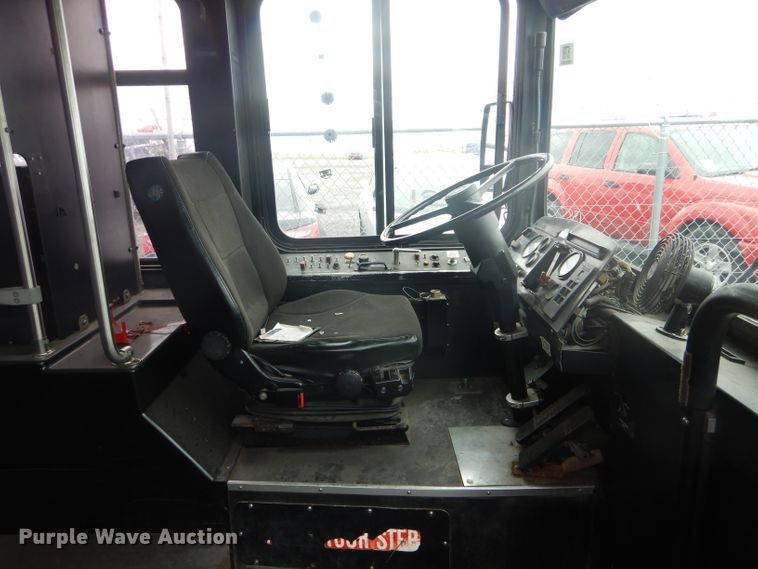 image for item DF3080 2001 New Flyer D40LF shuttle bus