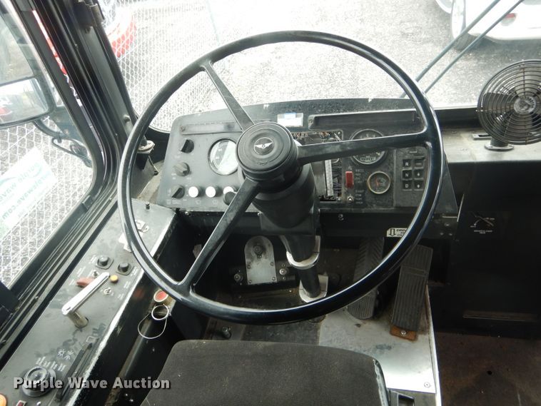 image for item DF3080 2001 New Flyer D40LF shuttle bus