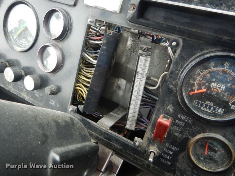 image for item DF3080 2001 New Flyer D40LF shuttle bus