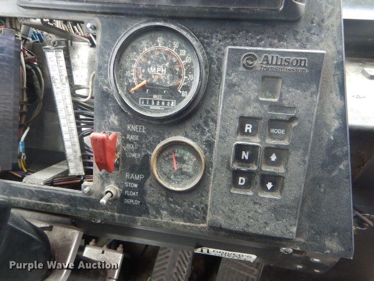 image for item DF3080 2001 New Flyer D40LF shuttle bus