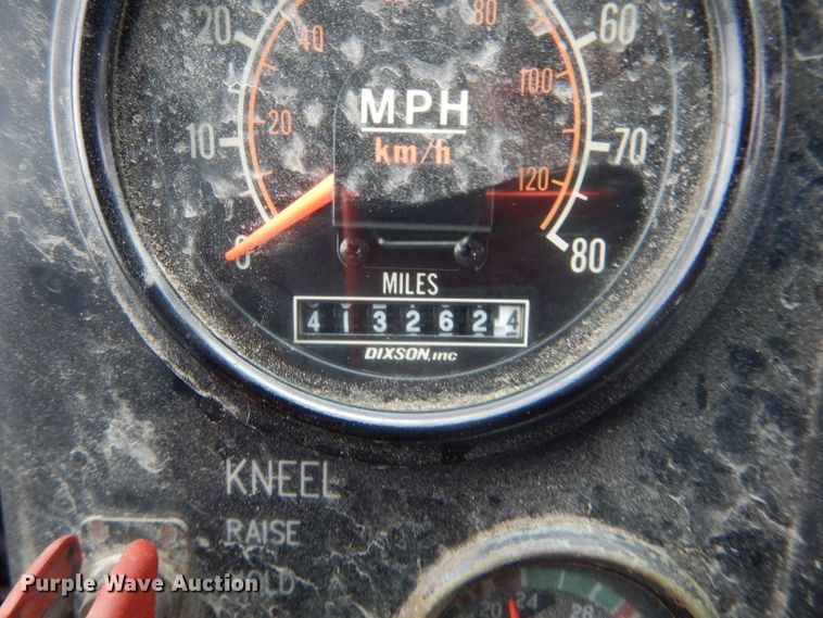 image for item DF3080 2001 New Flyer D40LF shuttle bus