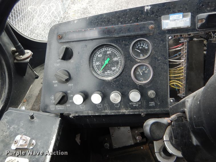 image for item DF3080 2001 New Flyer D40LF shuttle bus