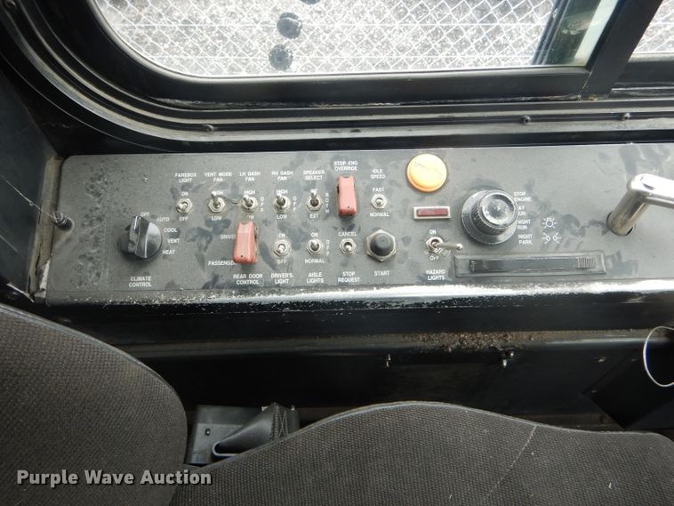 image for item DF3080 2001 New Flyer D40LF shuttle bus