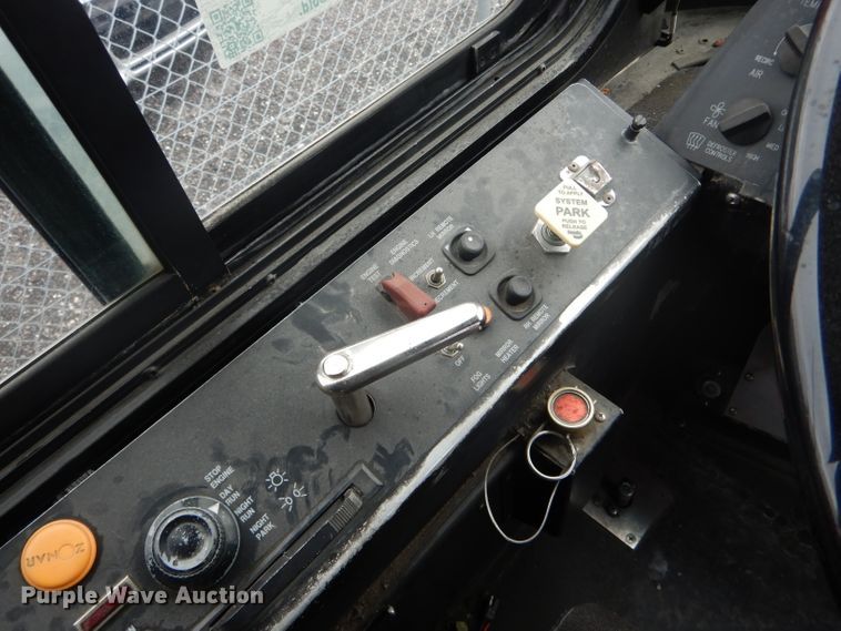 image for item DF3080 2001 New Flyer D40LF shuttle bus