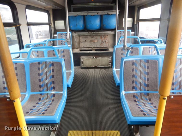 image for item DF3080 2001 New Flyer D40LF shuttle bus