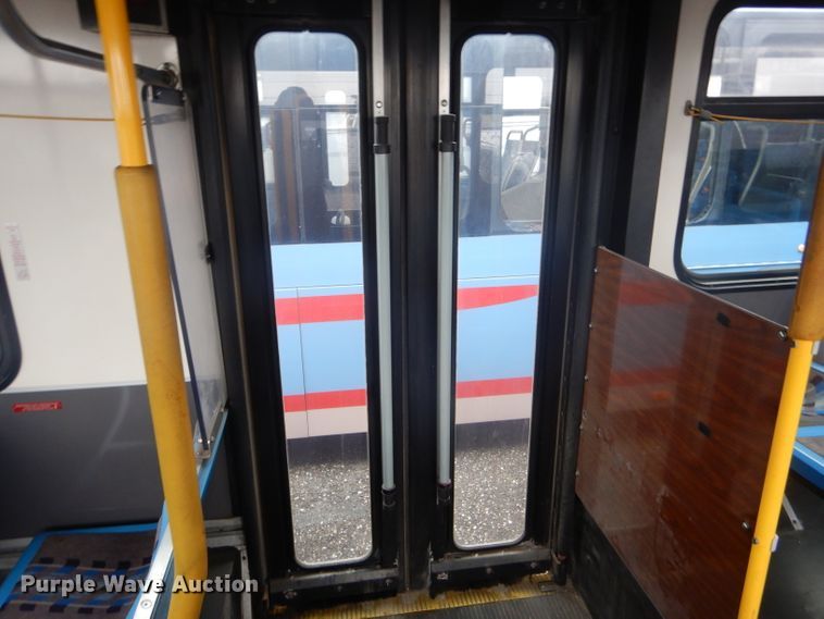 image for item DF3080 2001 New Flyer D40LF shuttle bus