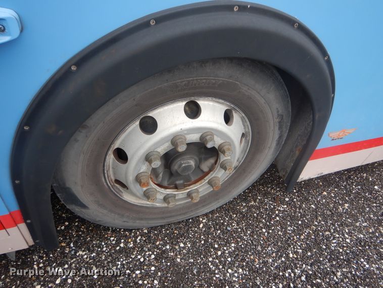 image for item DF3080 2001 New Flyer D40LF shuttle bus