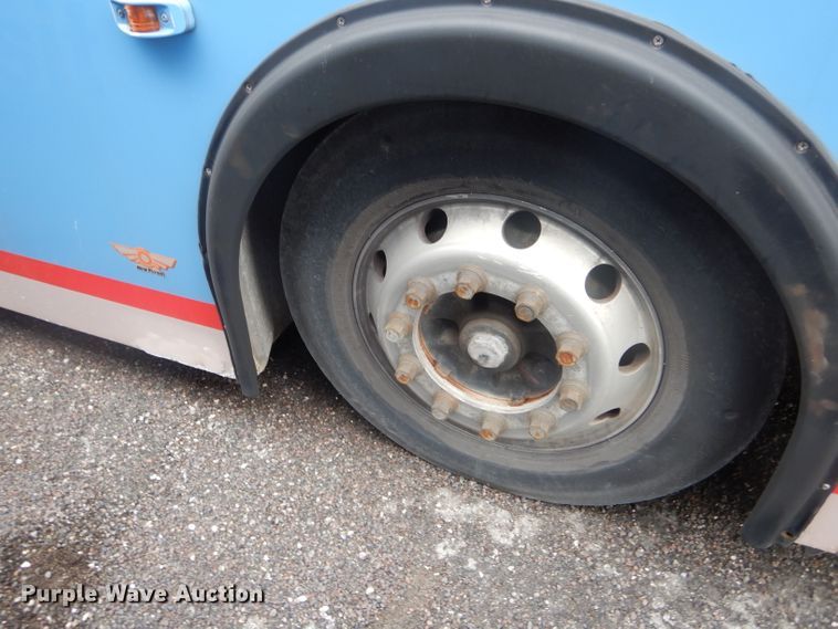 image for item DF3080 2001 New Flyer D40LF shuttle bus