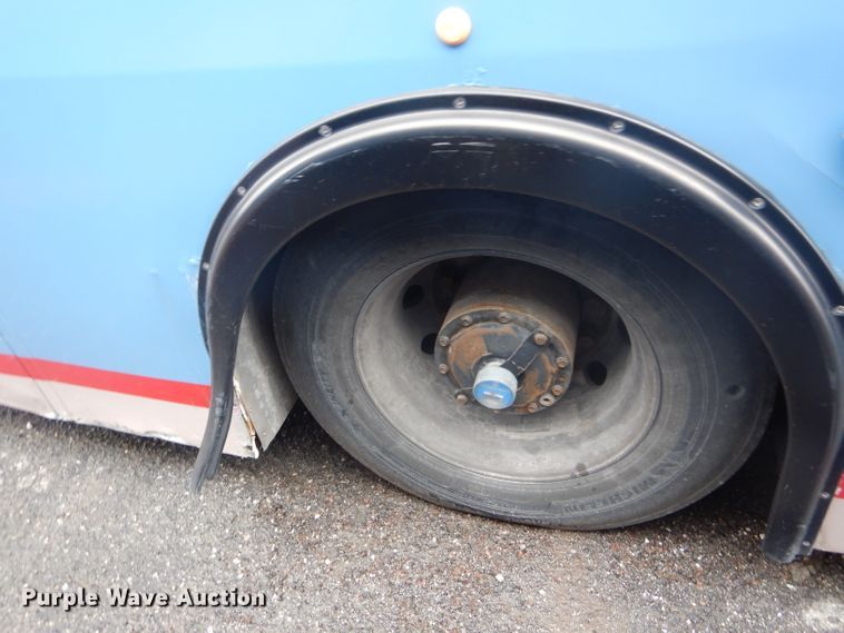 image for item DF3080 2001 New Flyer D40LF shuttle bus