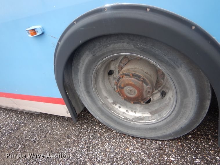 image for item DF3080 2001 New Flyer D40LF shuttle bus