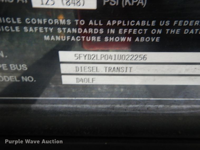 image for item DF3080 2001 New Flyer D40LF shuttle bus