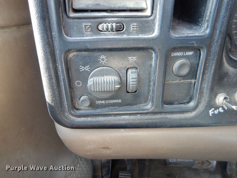 image for item DF3142 2002 Chevrolet Silverado 2500HD  pickup truck