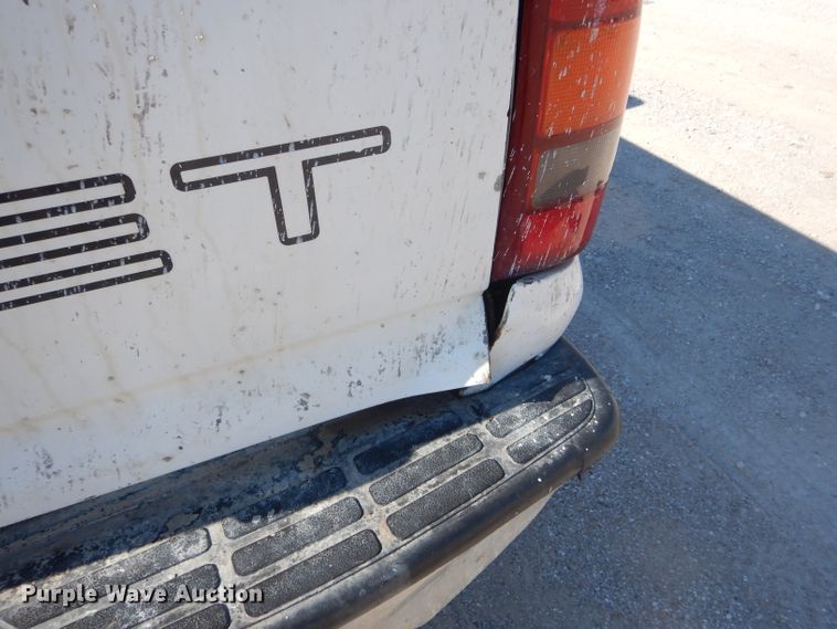 image for item DF3142 2002 Chevrolet Silverado 2500HD  pickup truck