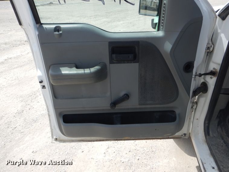 image for item DF3144 2004 Ford F150 XL  pickup truck