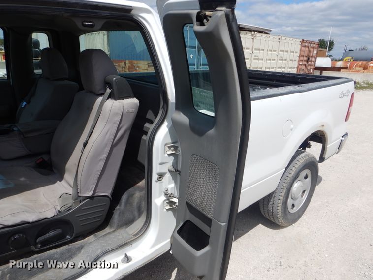 image for item DF3144 2004 Ford F150 XL  pickup truck