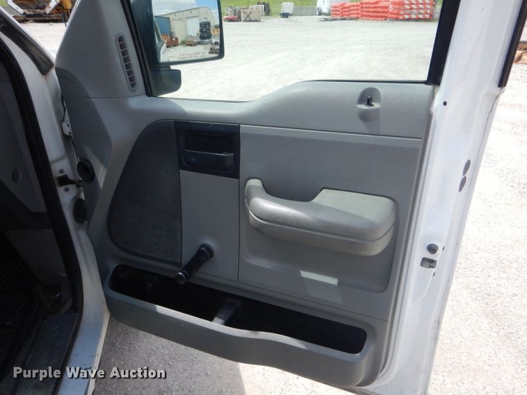 image for item DF3144 2004 Ford F150 XL  pickup truck