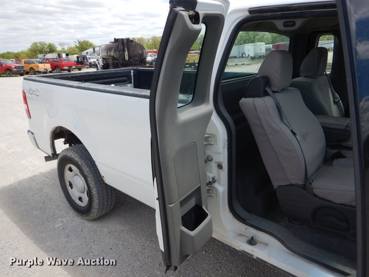 image for item DF3144 2004 Ford F150 XL  pickup truck