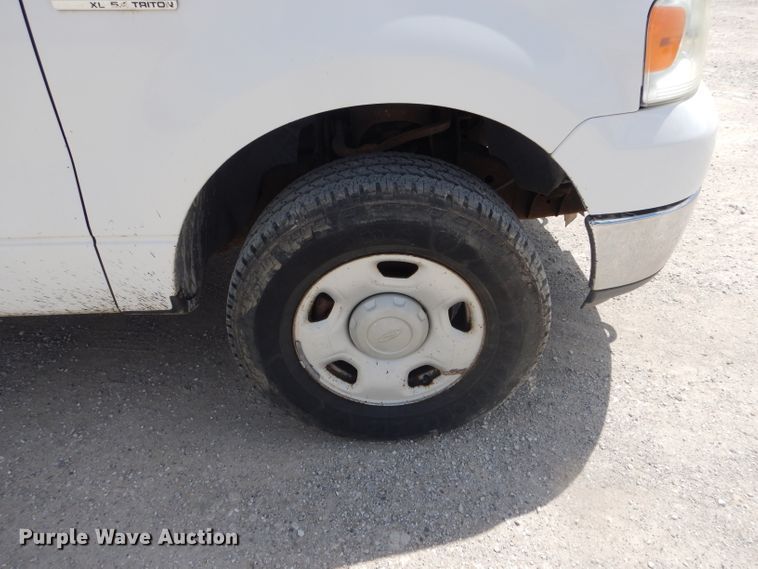 image for item DF3144 2004 Ford F150 XL  pickup truck